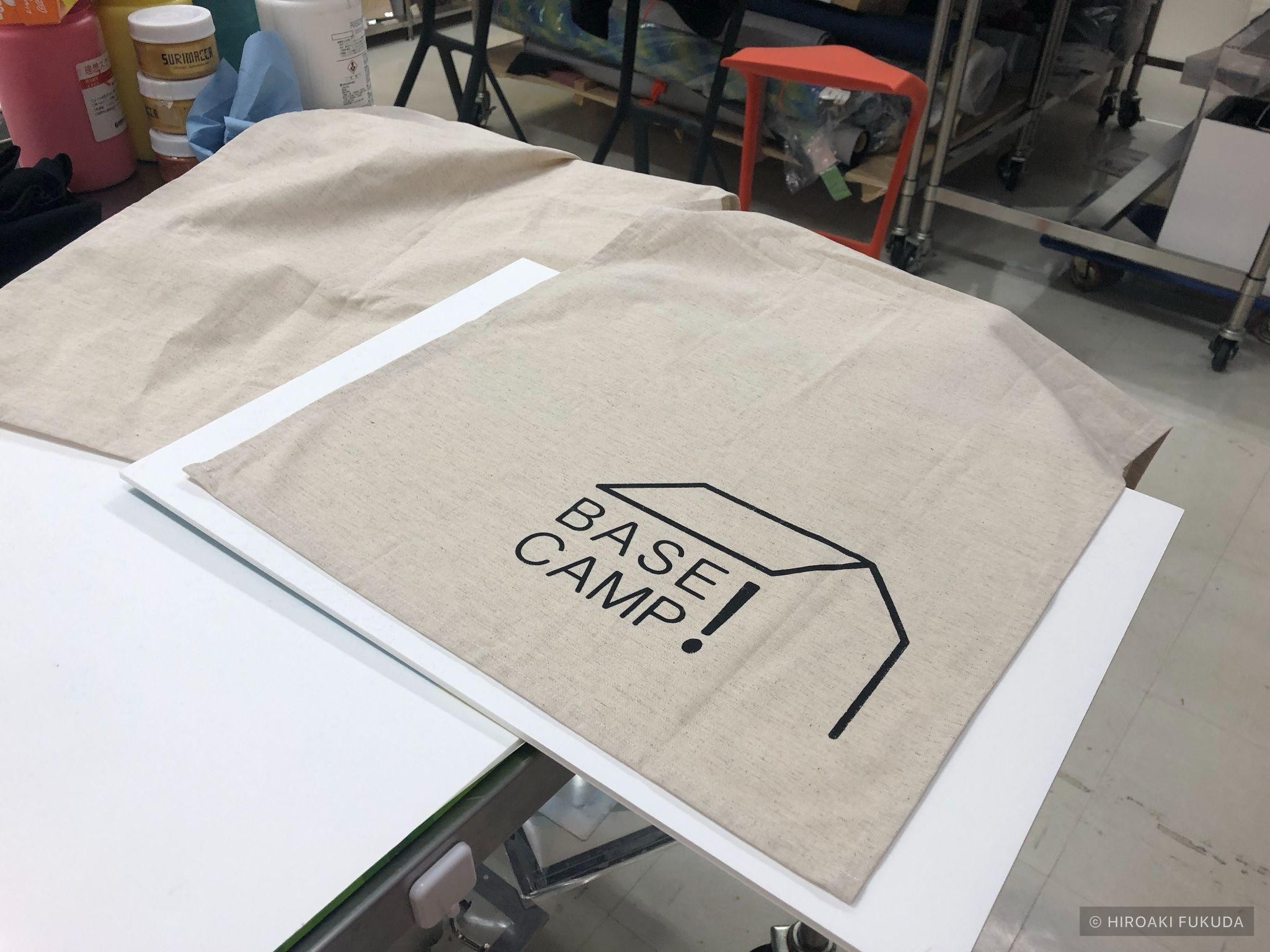作業台に置かれたbase campのロゴ入りの板